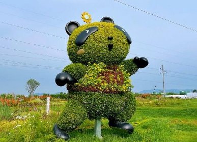 道路旁熊貓綠雕